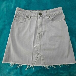 Y2K Women's Lightweight Paige Raw Hem Gray Denim Skirt Size 2/ 25